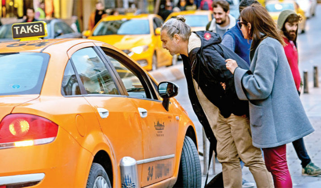 Turist olarak bindikleri takside şok üstüne şok yaşadılar!