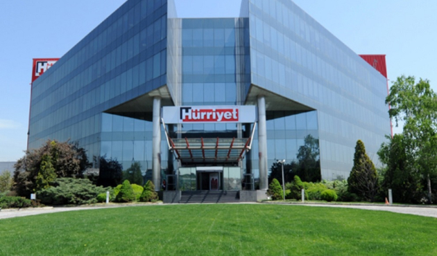 Hürriyet gazetesi iki yazarıyla yolları ayırdı!