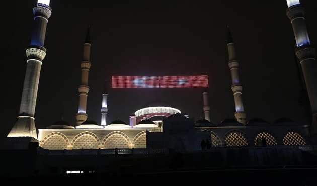 Çamlıca Camisi'ne mahyalar asıldı!