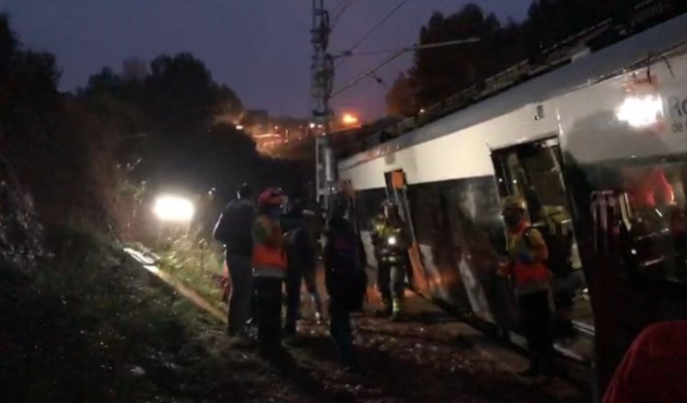 Barcelona’da tren devrildi!