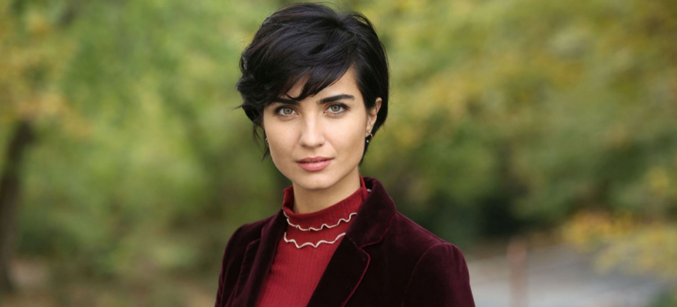 Emmy Ödülleri'nde Tuba Büyüküstün rüzgarı esti!