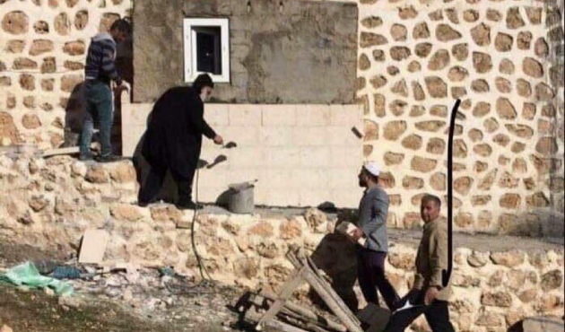 Süryani rahip eline malayı alıp camiyi onardı!