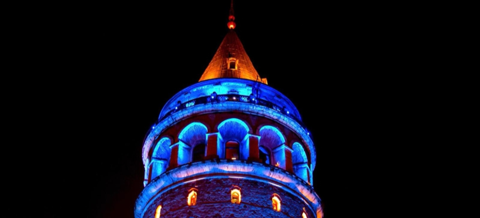 Galata Kulesi çocuklar için maviye büründü...