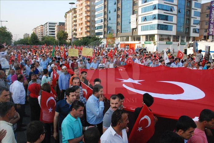 Yüz binler Türk bayraklarıyla yürüdü...  Batman’da teröre karşı gövde gösterisi!