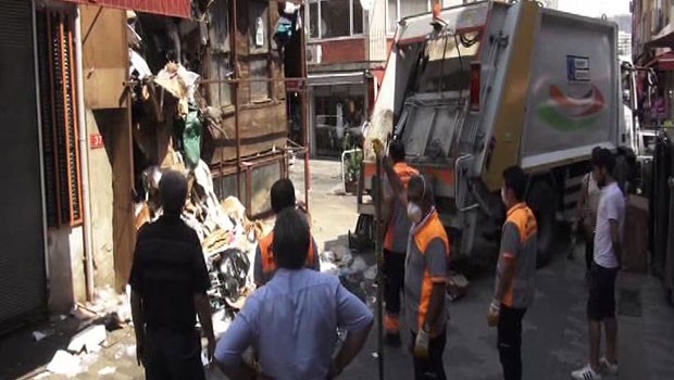 İstanbul'un göbeğinde çöp apartman!