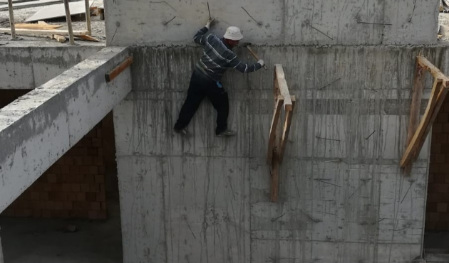 Başında sadece bir şapka ile 5. katta ölümle dans!
