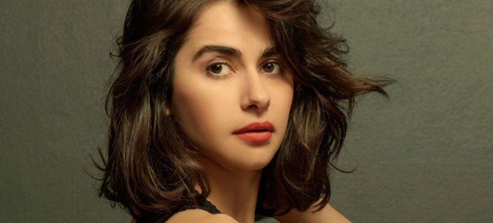 Nesrin Cavadzade dekoltesiyle ilgi odağı oldu!