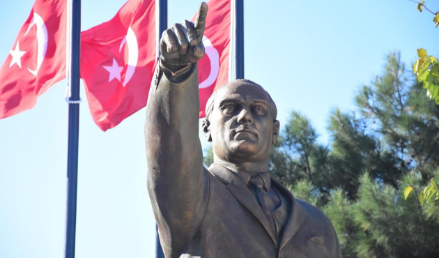 Atatürk'e benzemeyen heykeli yeniden yaptılar!