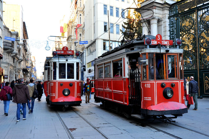 Beyoğlu'nda şüpheli çanta alarmı
