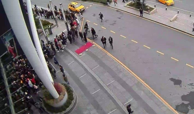İstanbul'da AVM'de indirim izdihamı!