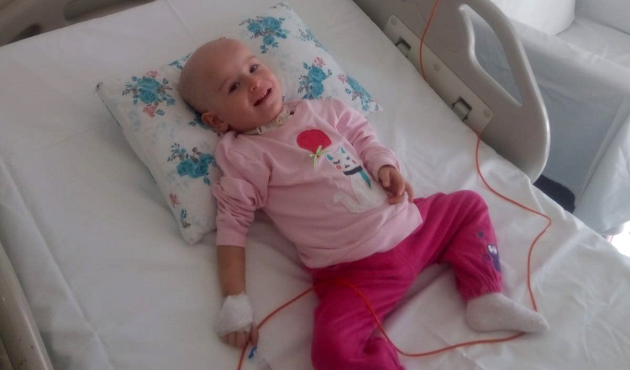 Güneş bebek dünyada nadir görülen kanserle mücadele ediyor!