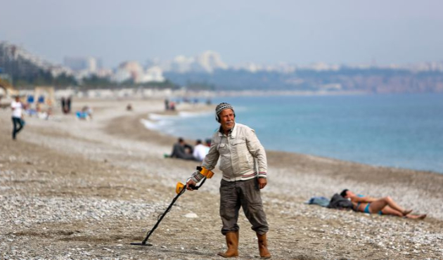 Antalya'da plajda ilginç define avı!