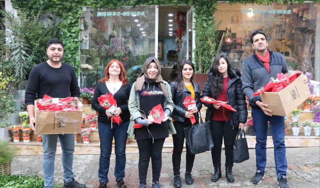 Köy okulu öğretmenlerine öğrencilerden gül hediyesi...