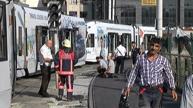 İstanbul'da tramvay raydan çıktı, yaralılar var