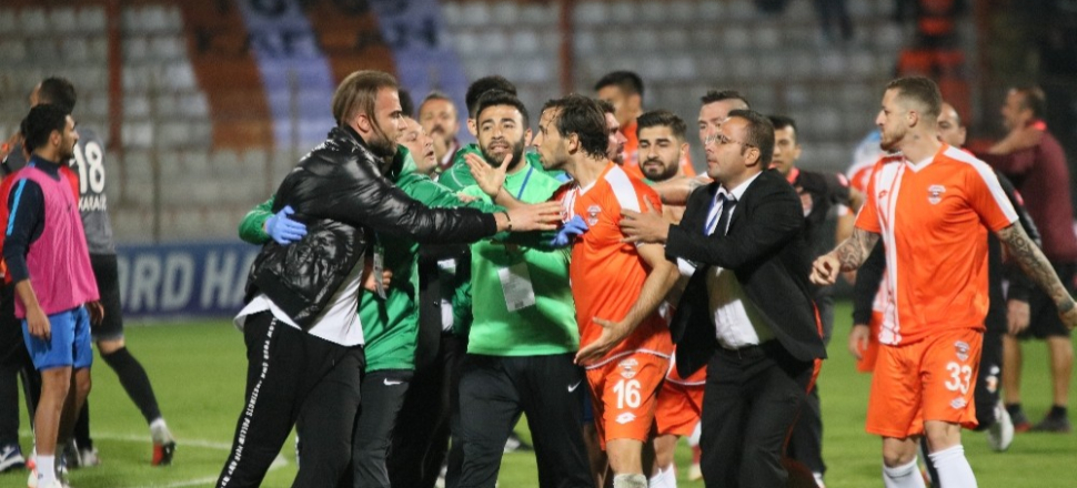 Adana derbisinde son düdük sonrası kavga çıktı!