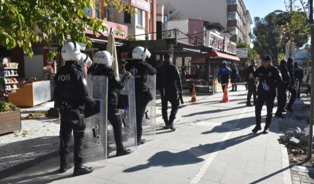 Kaçak yapı sökülmesin diye İstiklal Marşı okudular!