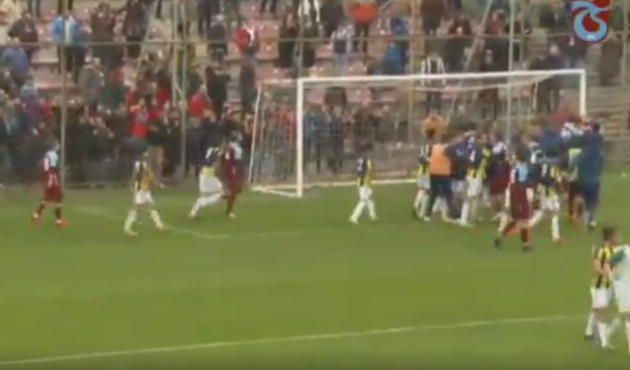 U21 maçında yumruk yumruğa kavga!