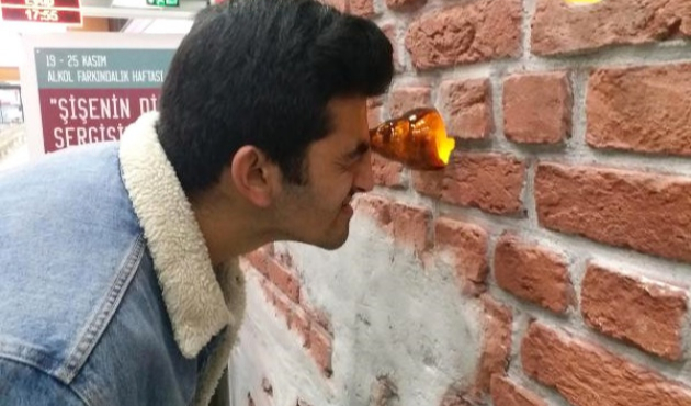 Adamın baktığı yerde korkunç bir manzara var!