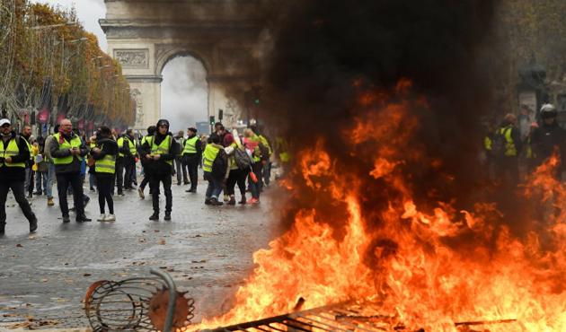 Paris'te büyük protesto! Sokaklar yanıyor / VİDEO