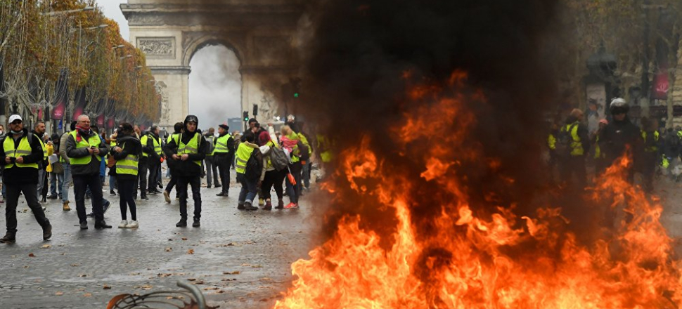 Paris'te büyük protesto! Sokaklar yanıyor / VİDEO