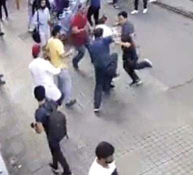 Sen misin kazıklanmaya itiraz eden! Mekan sahipleri böyle saldırdı