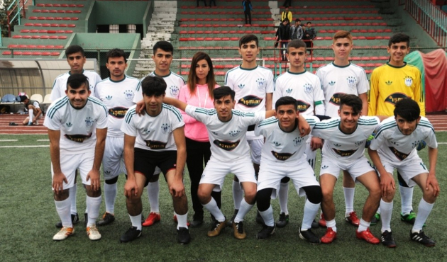 Cizre’de futbola kadın eli değdi