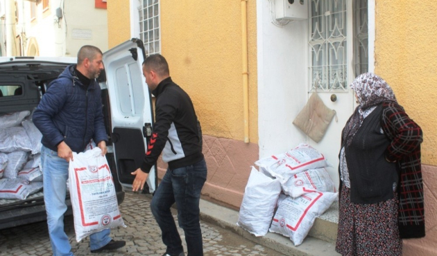 Ayvalık’ta şefkatli eller bu kez kömür dağıttı