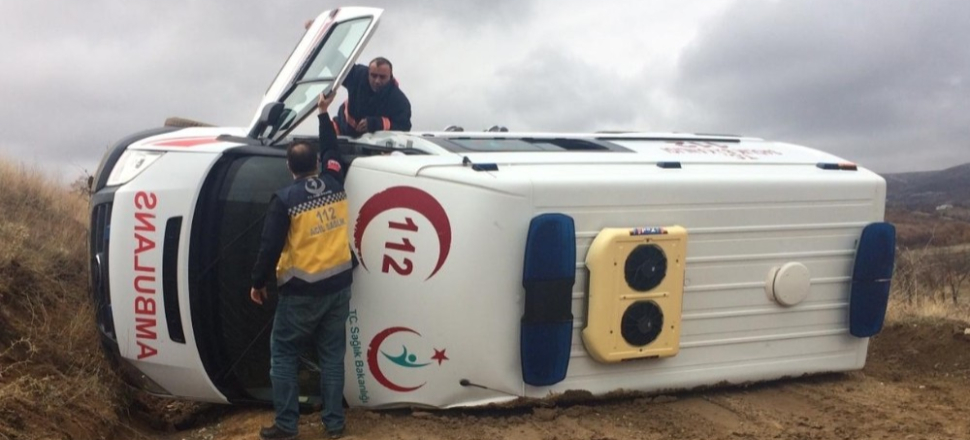 Hasta almaya giden ambulans devrildi
