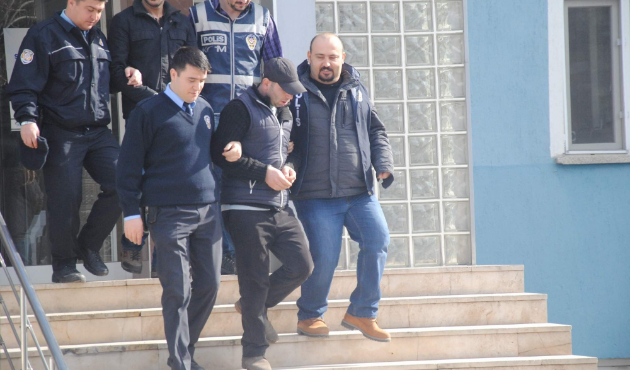 Lüks otomobilde uyuşturucu sevkine 3 gözaltı
