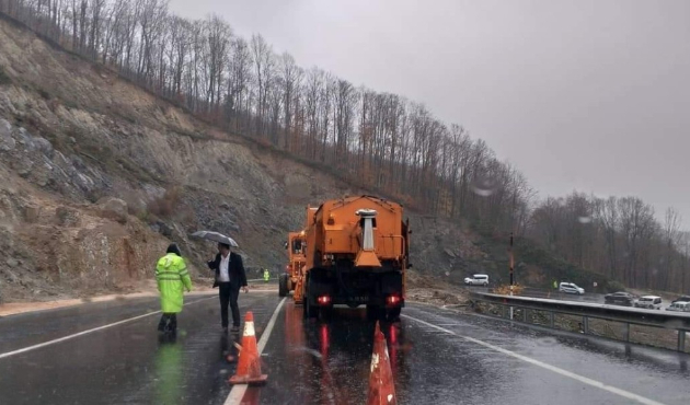 Toprak kayması nedeniyle kapanan yol açıldı