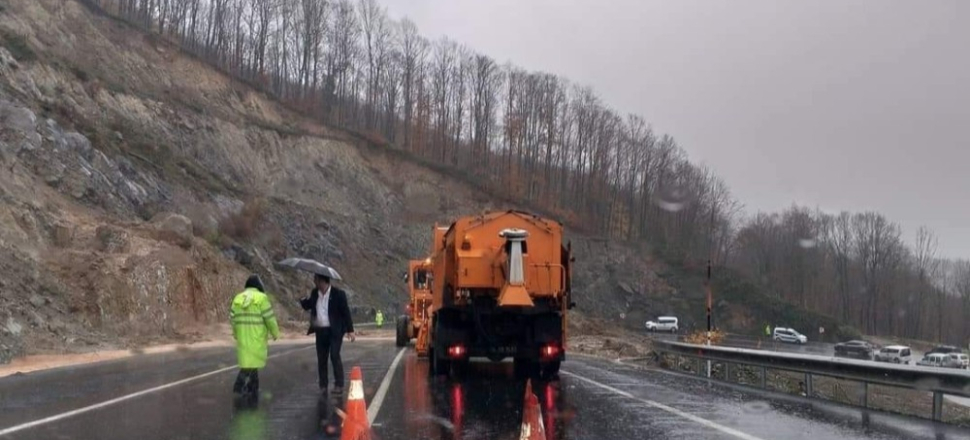 Toprak kayması nedeniyle kapanan yol açıldı