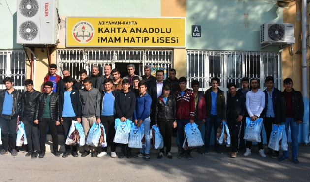 Kahtalı 4 İHL öğrencisi 63 yetimi giyindirdi