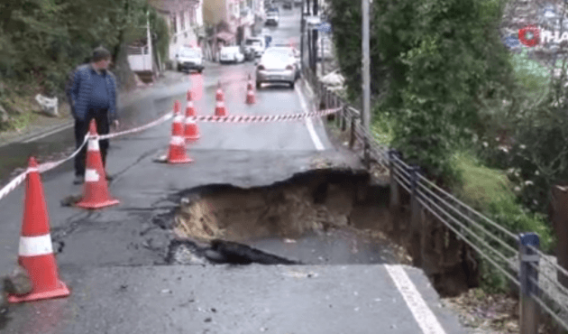 İstanbul Sarıyer'de sağanak yağış nedeniyle yol çöktü!