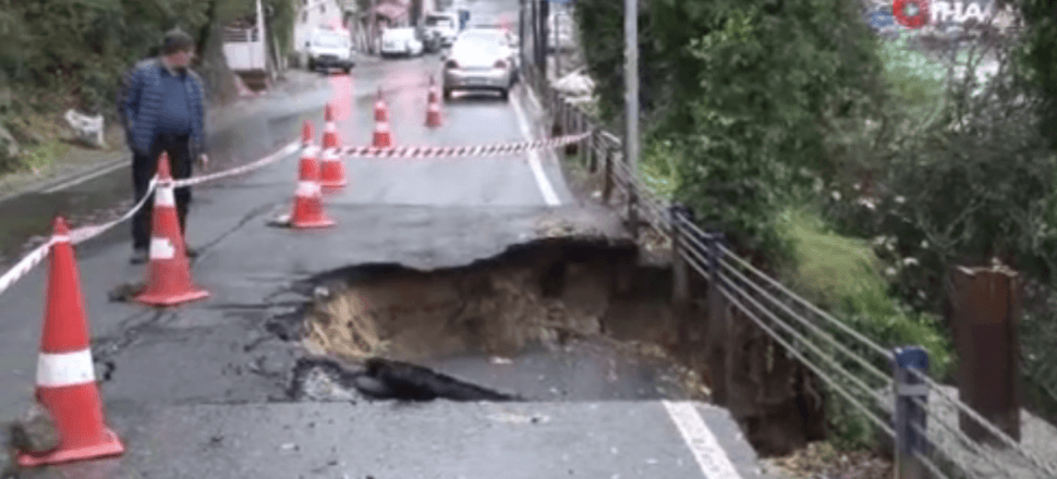 İstanbul Sarıyer'de sağanak yağış nedeniyle yol çöktü!