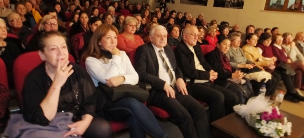 Burhaniye’de kadınlar kendi yazdıkları oyunu sahneledi