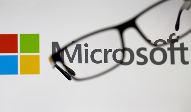 Microsoft, Apple'dan tacını geri aldı...