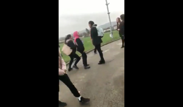 İngiltere'de bir ırkçı saldırı daha: Bu kez kız kardeşine saldırdılar!