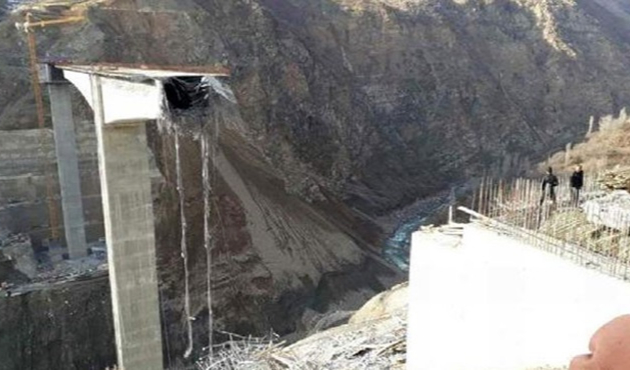 Çöken viyadükte demirlere tutunarak hayatta kaldı