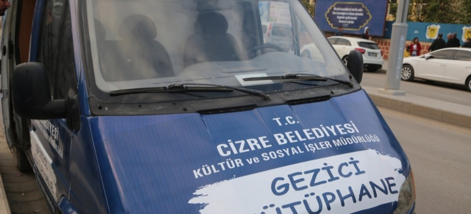 Cizre’de Gezici Kütüphane Aracı Hizmete Girdi