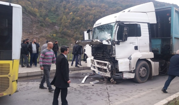 Trabzon’da belediye yolcu otobüsüne tır çarptı: 9 yaralı