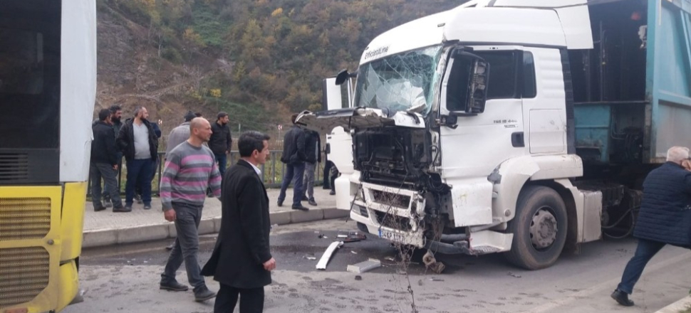 Trabzon’da belediye yolcu otobüsüne tır çarptı: 9 yaralı