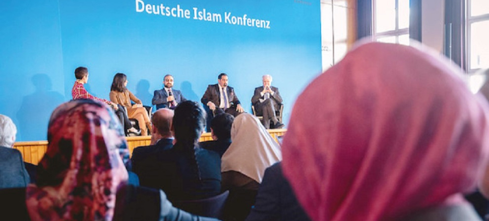 Açık büfede domuz eti, sahnede FETÖ'cüler!