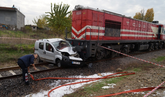 Batman'da hemzemin geçitte tren otomobili biçti: 2 yaralı