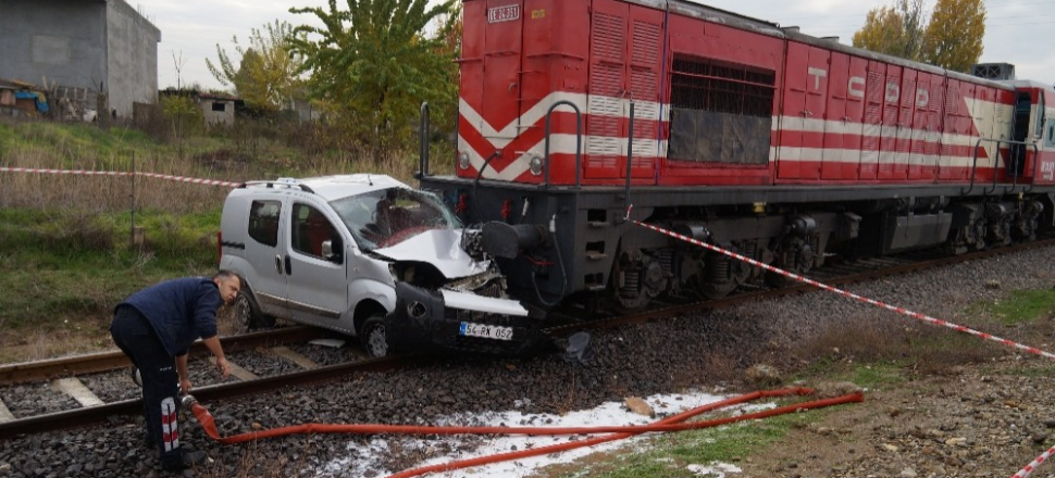 Batman'da hemzemin geçitte tren otomobili biçti: 2 yaralı