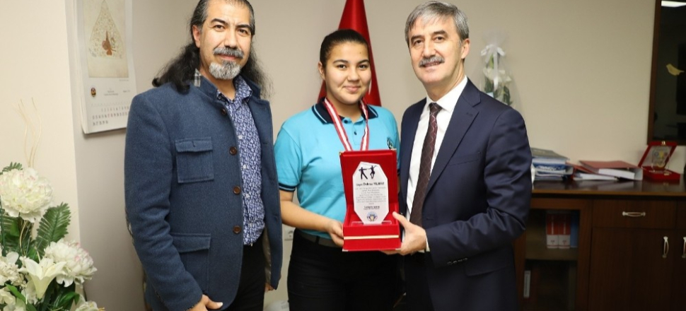 Manisa'da Başkan Şirin genç dansçıyı tebrik etti