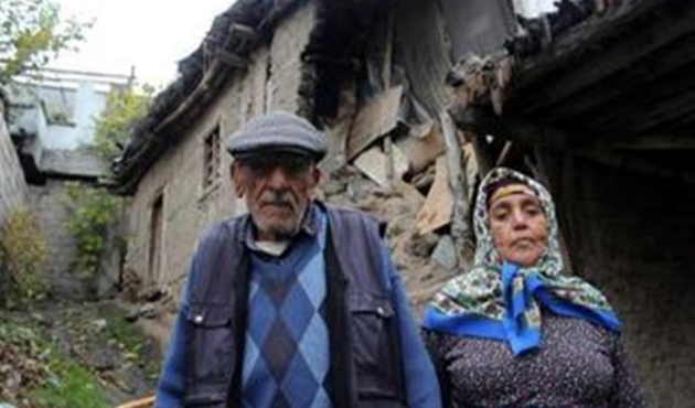 Kahramanmaraş'da evleri çöken yaşlı çift, geceyi komşuda geçirdi