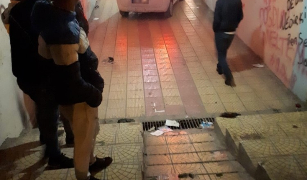 Adıyaman'da hafif ticari araç alt geçide girdi