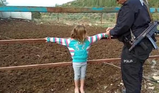 İki çocuğunu ahırın çitine bağlayıp gitti!