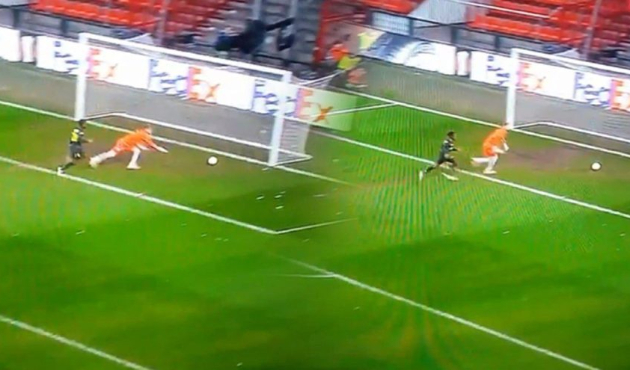 Standart Liege- Sevilla maçında akılalmaz pozisyon!