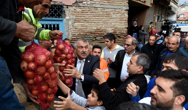 Adana’da dar gelirli ailelere 10 ton soğan dağıtıldı